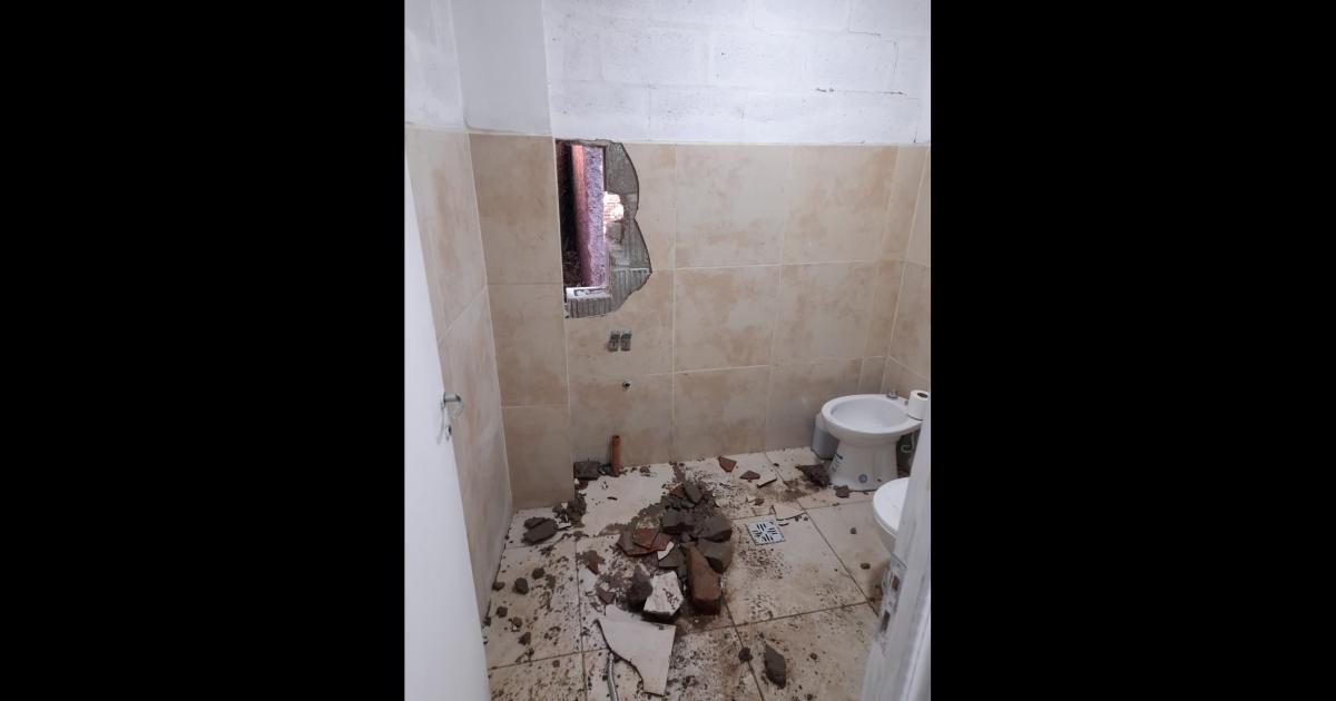 Hacen boquete en la pared del bantildeo de distribuidora roban 200000 y bienes