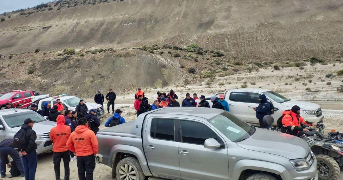 Los rescatistas recorren una zona de difícil acceso