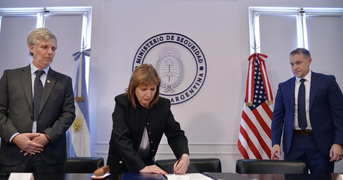 Bullrich firmoacute dos acuerdos histoacutericos con el FBI para fortalecer la investigacioacuten criminal