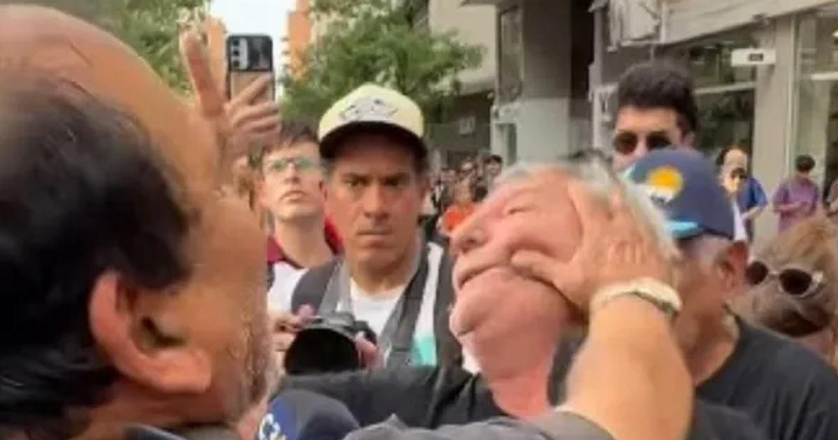 VIDEO- Tensioacuten en Coacuterdoba- militantes libertarios golpearon a un jubilado que cantaba la Marcha peronista