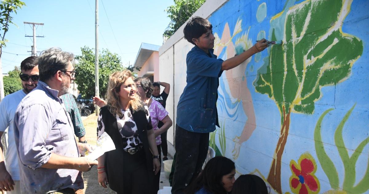 Fuentes participoacute de una jornada de cuidado del ambiente con estudiantes en el barrio La Catoacutelica