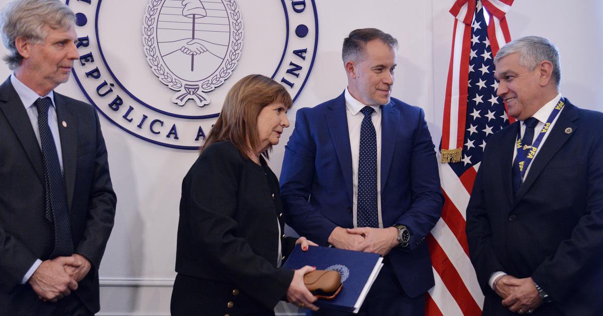 Bullrich firmoacute dos acuerdos histoacutericos con el FBI para fortalecer la investigacioacuten criminal