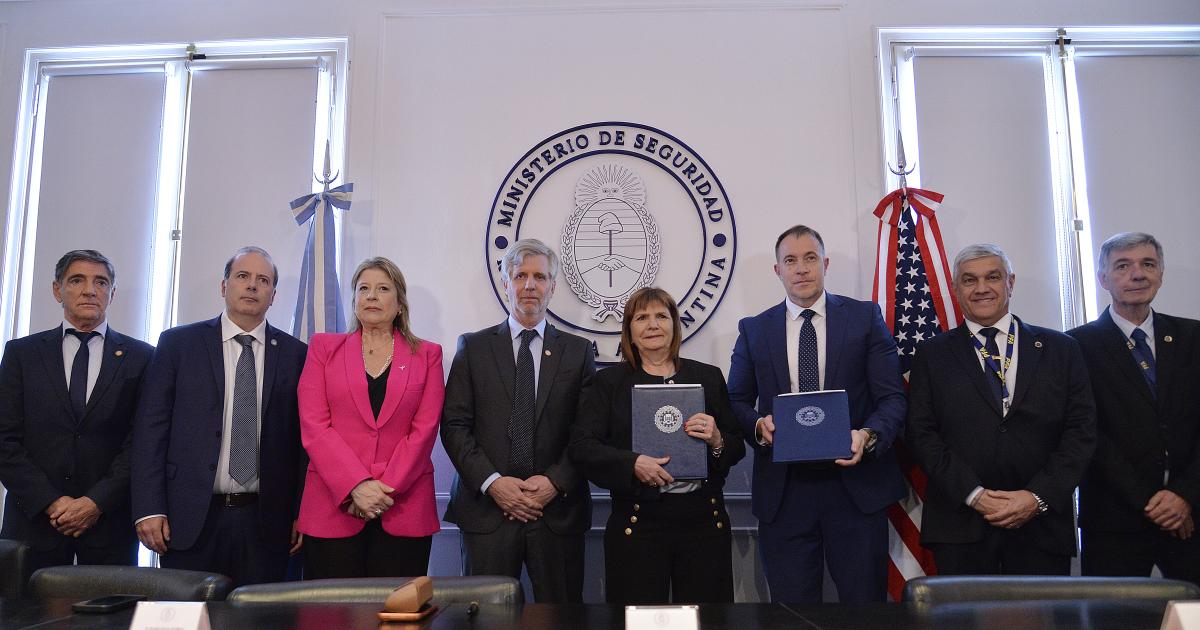 Bullrich firmoacute dos acuerdos histoacutericos con el FBI para fortalecer la investigacioacuten criminal