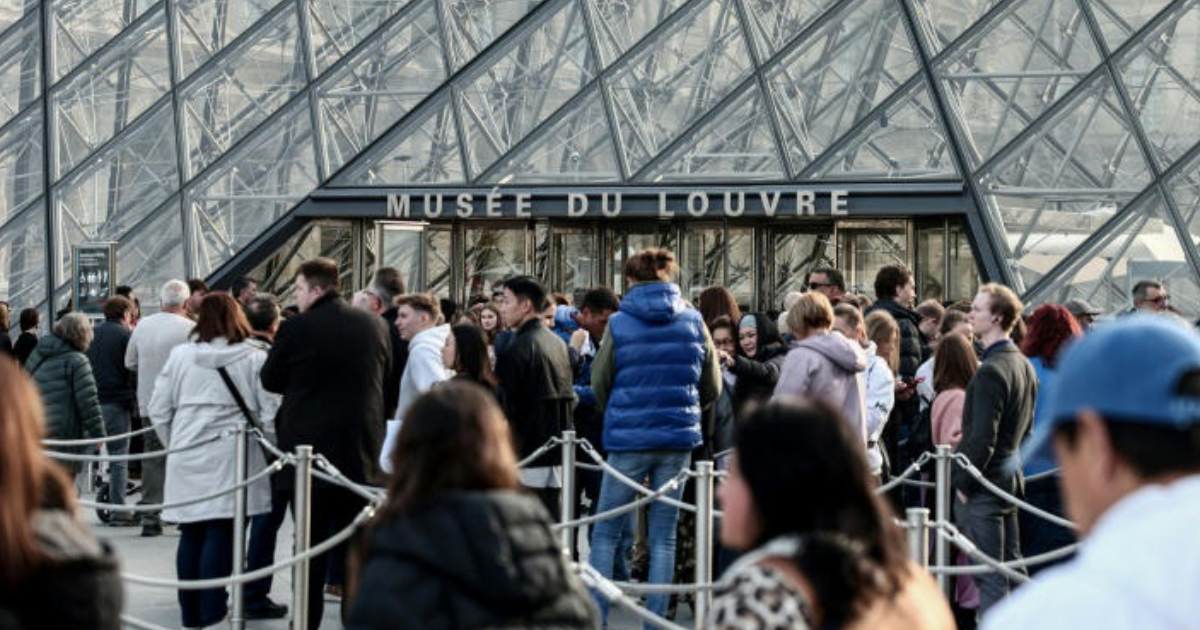 Unos visitantes hacen fila delante de la Pirmide del reabierto Museo del Louvre diseñada por el arquitecto Ieoh Ming Pei