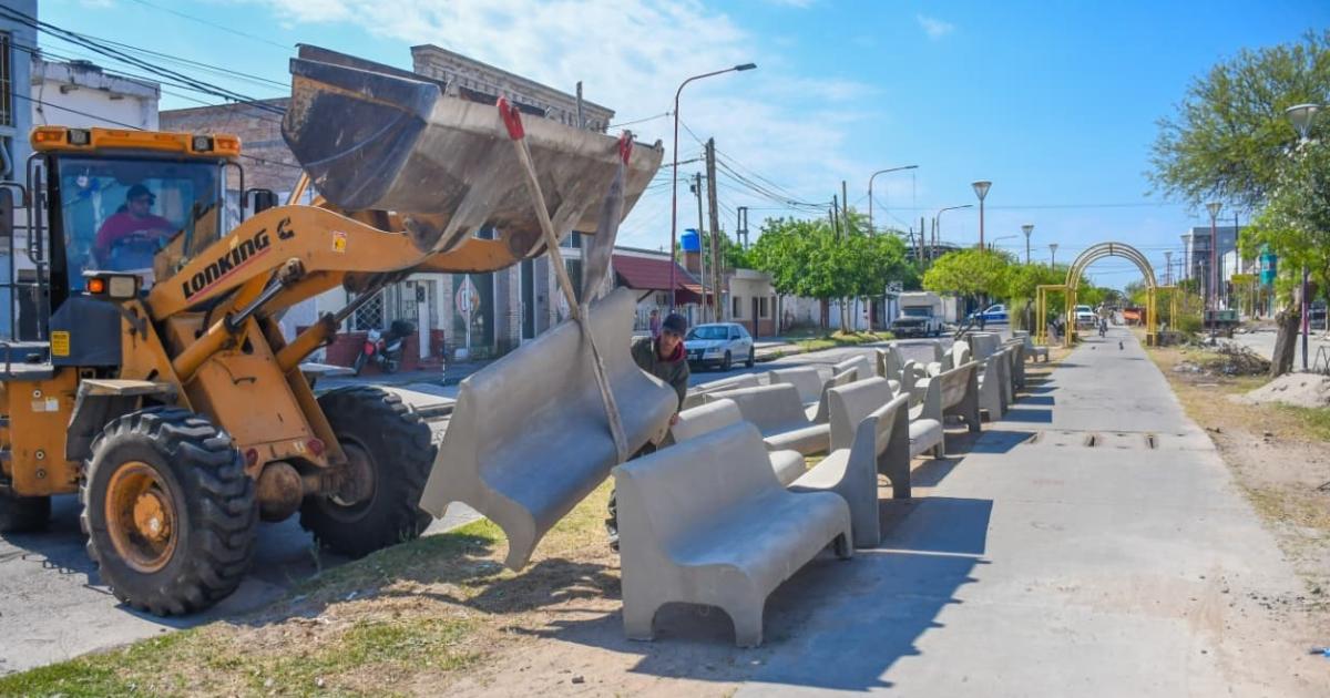 La Municipalidad continuacutea con la instalacioacuten de nuevos bancos en el Paseo Coloacuten