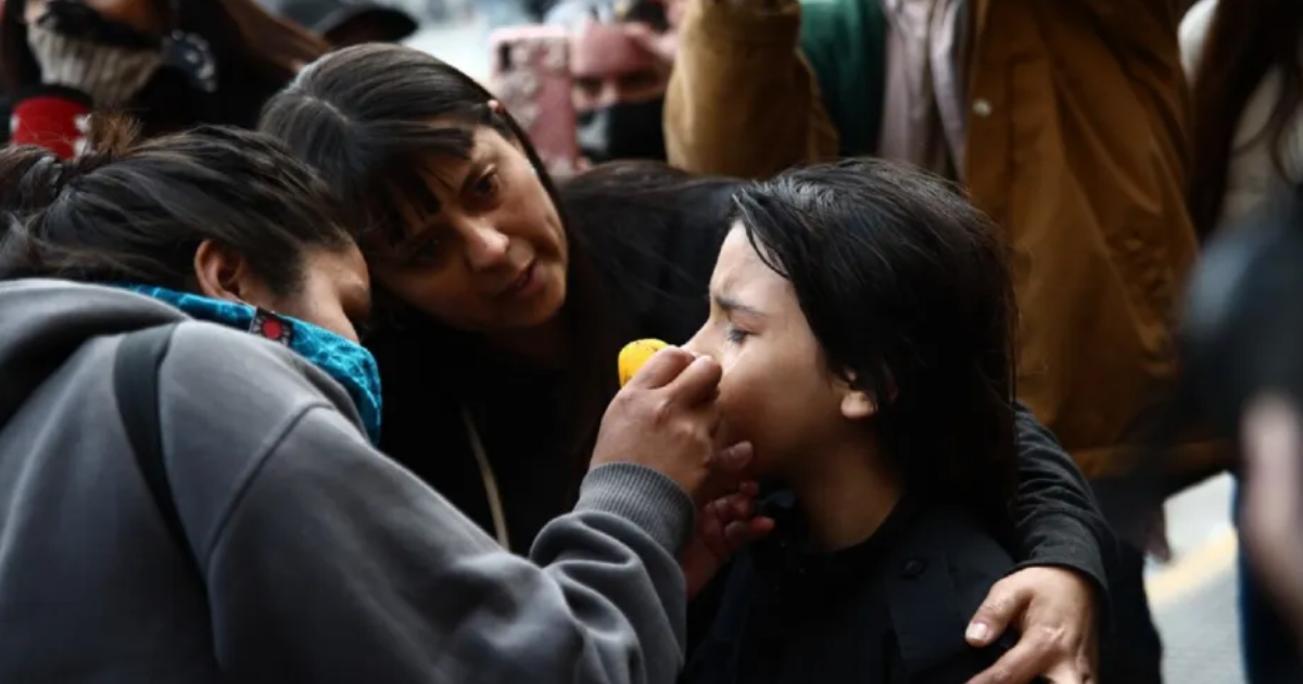 La menor sufrió una lesión conjuntivitis química diagnosticada por el Hospital Oftalmológico Santa Lucía