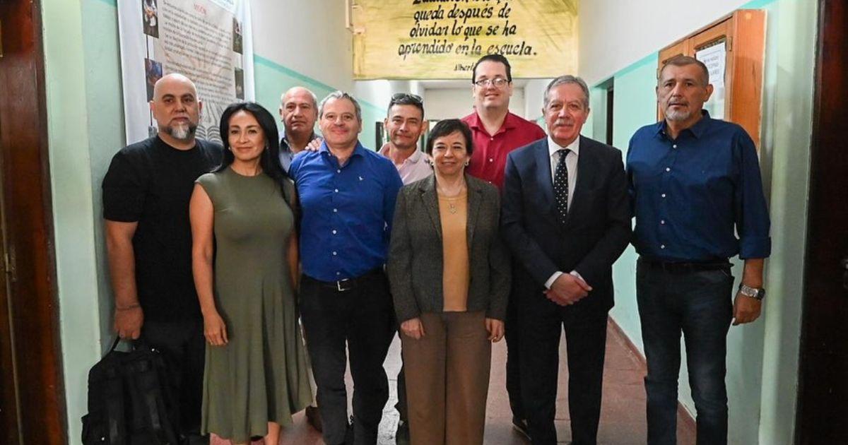 Elías Surez junto a las autoridades de la institución