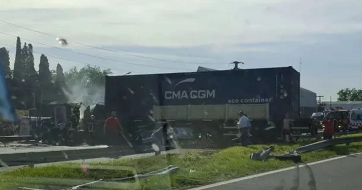VIDEO Choque fatal- un camioacuten chocoacute y matoacute a cinco personas