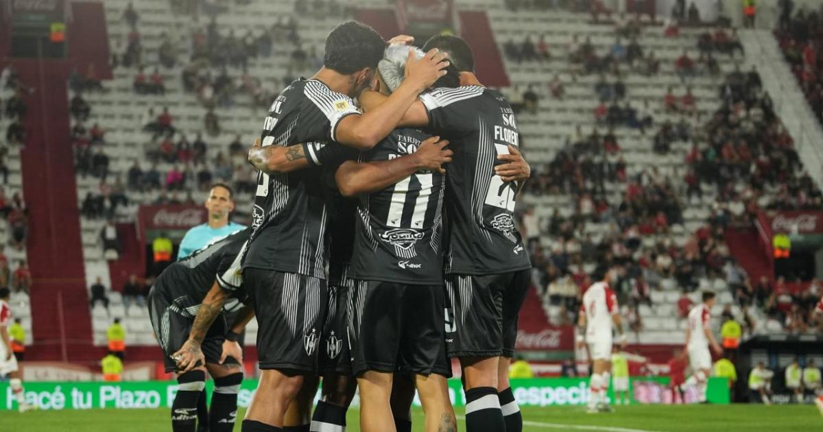 ABRAZADOS A UNA ILUSIÓN El Ferro est cerca de los play off