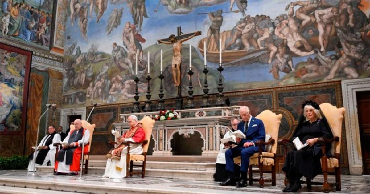 El rey Carlos III rezoacute con el Papa en la Capilla Sixtina