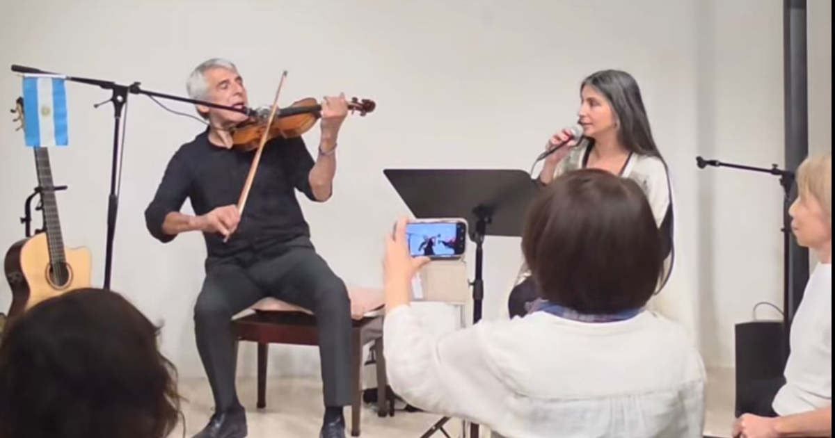 Peteco Carabajal junto a Carolina Peleritti en Tokio Japón