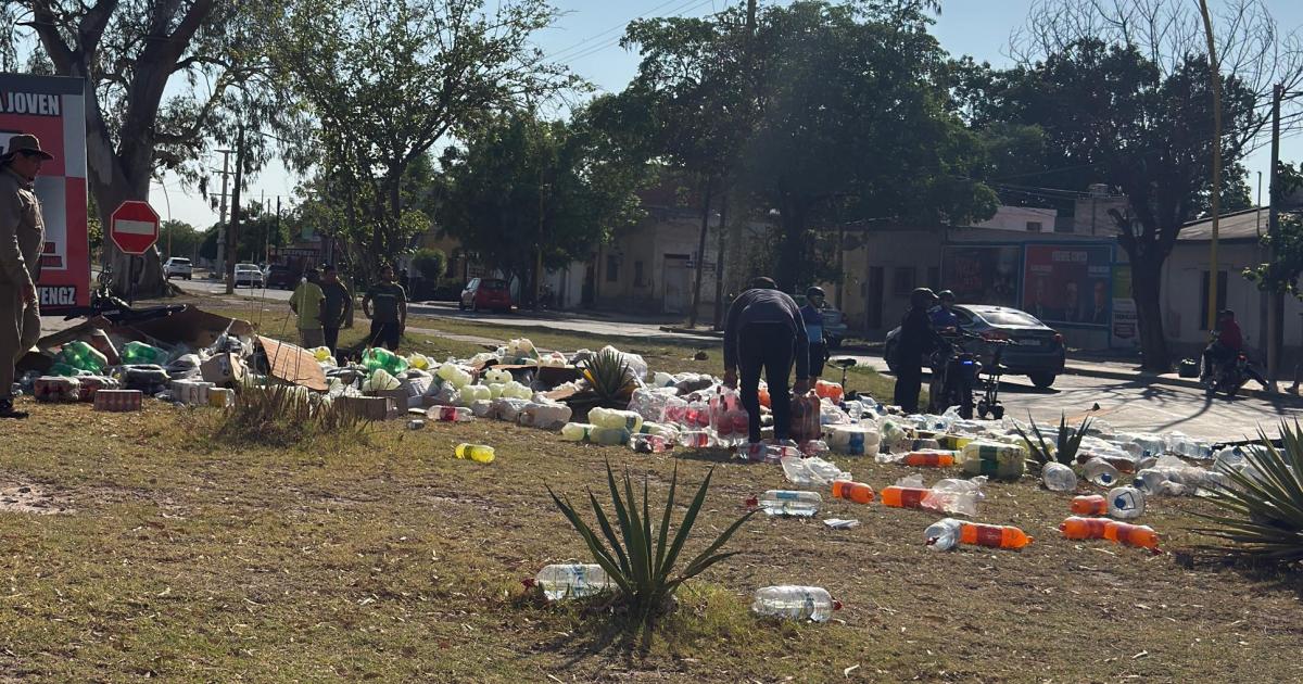 Terror en el Parque Aguirre- un camioacuten perdioacute los frenos volcoacute su carga de bebidas y terminoacute dentro de la rotonda