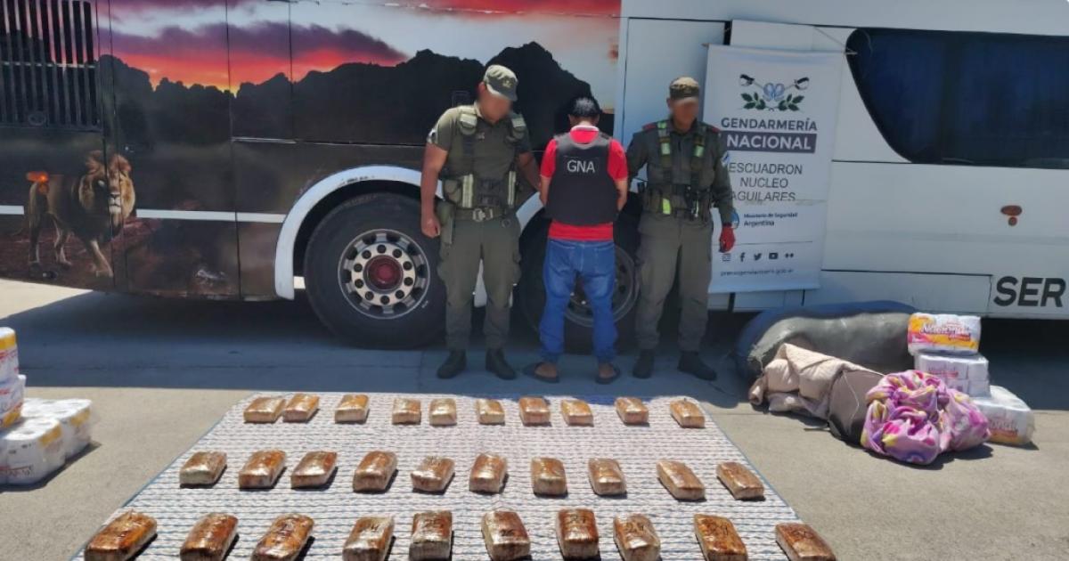 Un pasajero boliviano quiso esconder 31 kilos de droga con colchas y acaboacute detenido