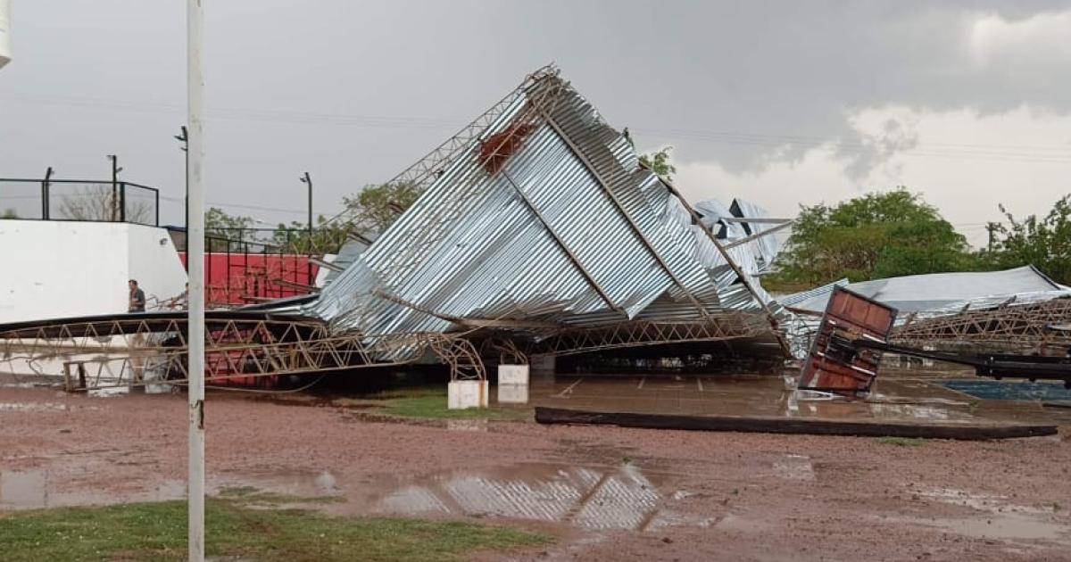 VIDEO Temporal en Los Juriacutees- el viento voloacute el techo del Polideportivo Municipal y causoacute destrozos