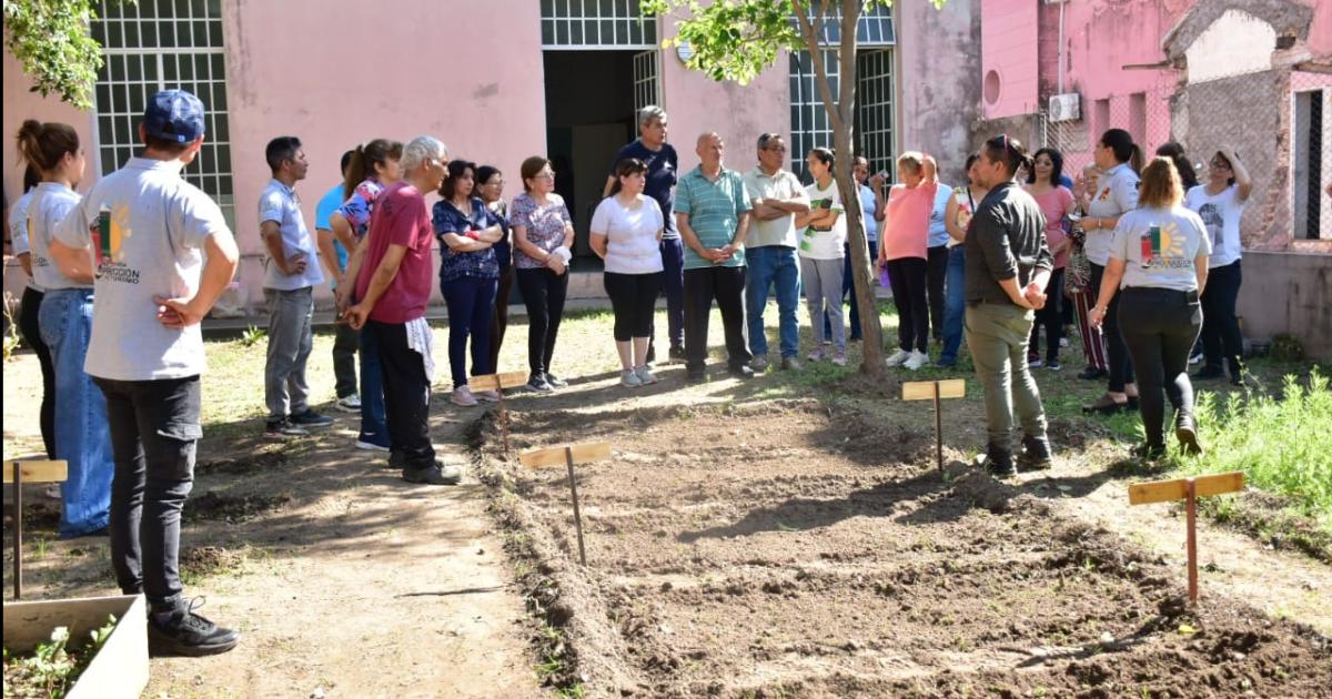 El programa Huerta en mi Barrio llegoacute a la Sedronar de Friacuteas