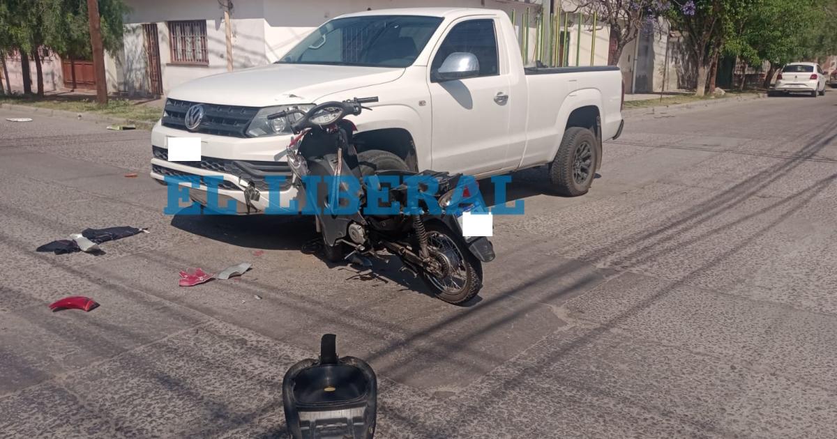 Barrio Primera Junta- El conductor de una camioneta chocoacute a un motociclista- terminoacute lesionado