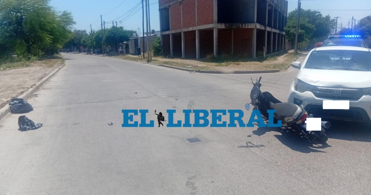 Juan F Ibarra- fuerte choque entre un auto y una moto dejoacute a una mujer lesionada