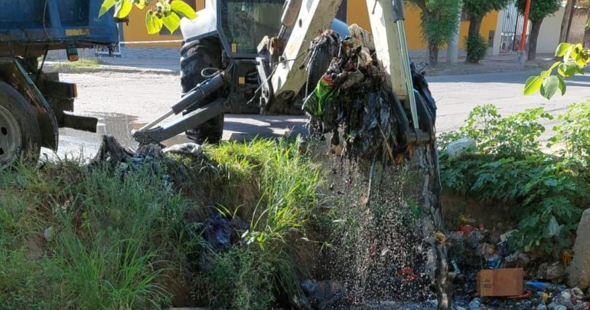 Inicioacute la limpieza de 5800 metros lineales de desaguumles de las avenidas Aguirre y del Trabajo