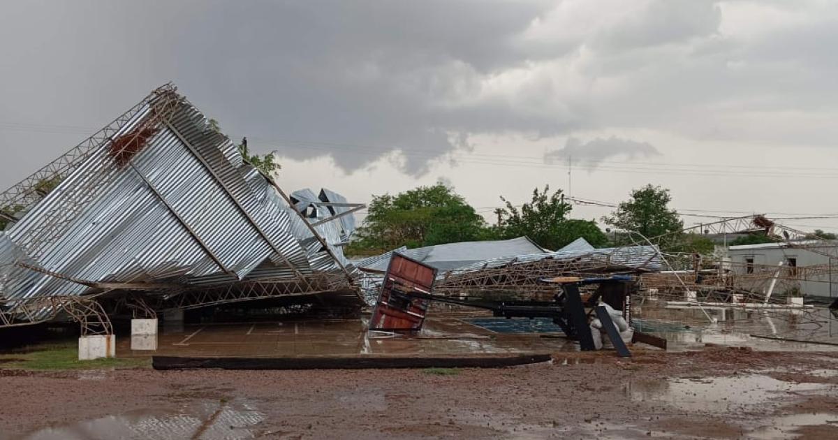 VIDEO Temporal en Los Juriacutees- el viento voloacute el techo del Polideportivo Municipal y causoacute destrozos