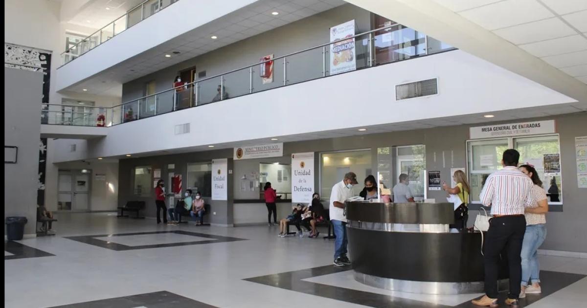 Pasaraacute maacutes de 3 antildeos en la caacutercel por trepar una pared y robar en comercio