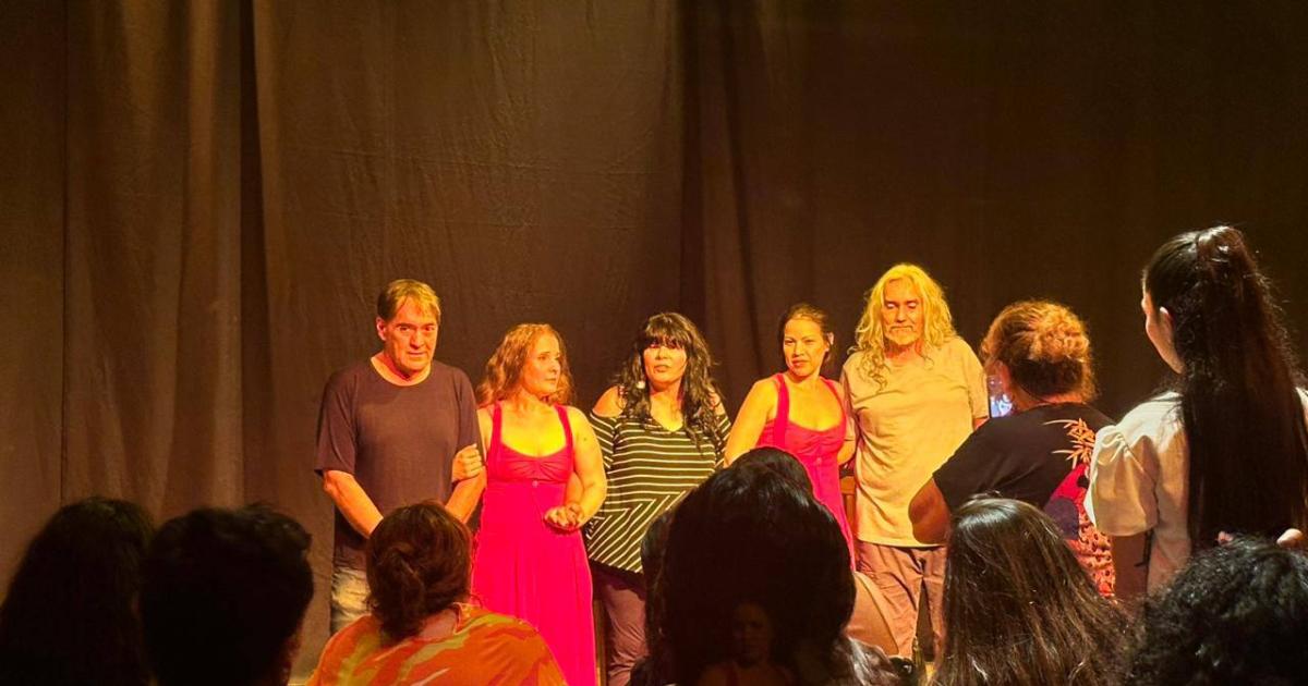 Teatro- acompantildeamiento y denuncia en una obra