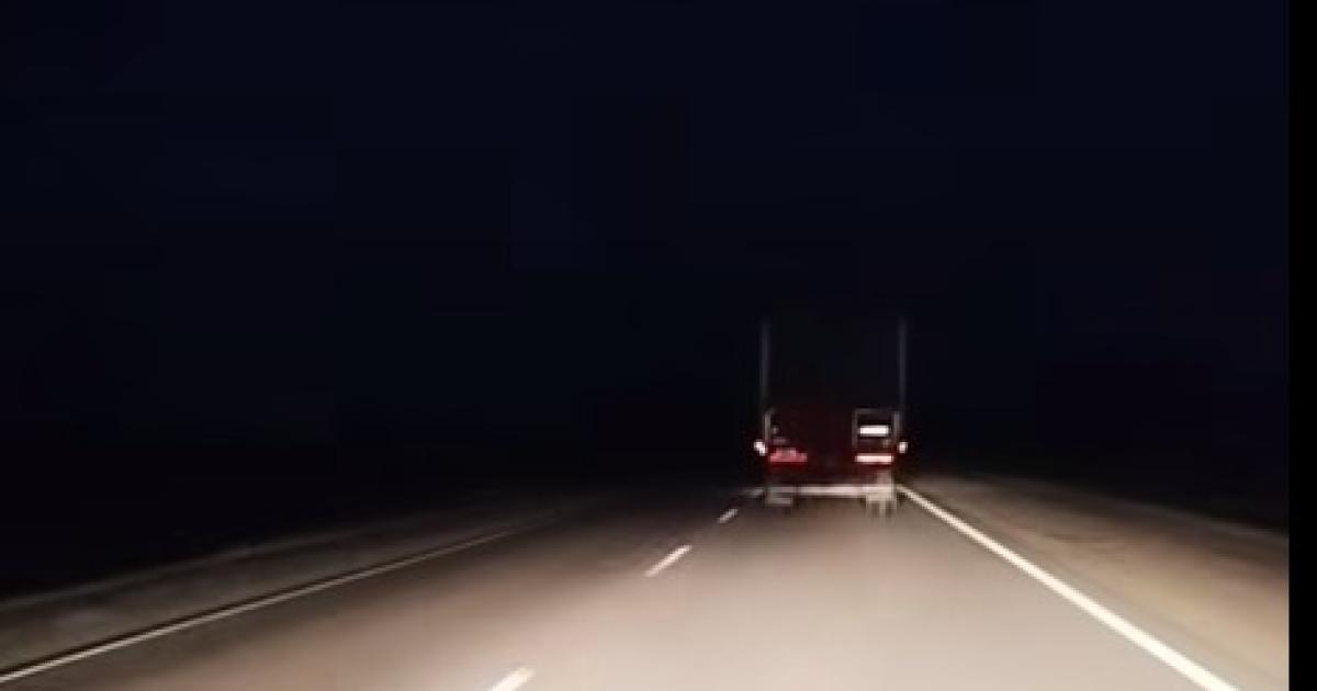 Una trampa mortal en la ruta- un camioacuten sin luces pone en riesgo a todos