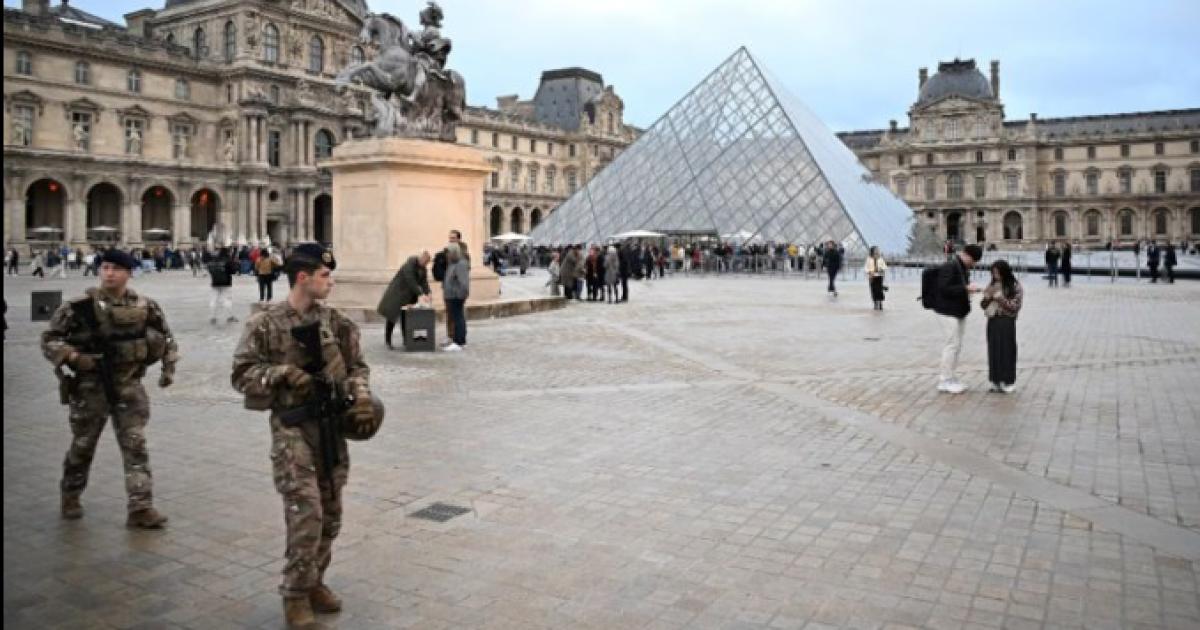 Soldados patrullan las inmediaciones del Museo del Louvre (Foto- AP)
