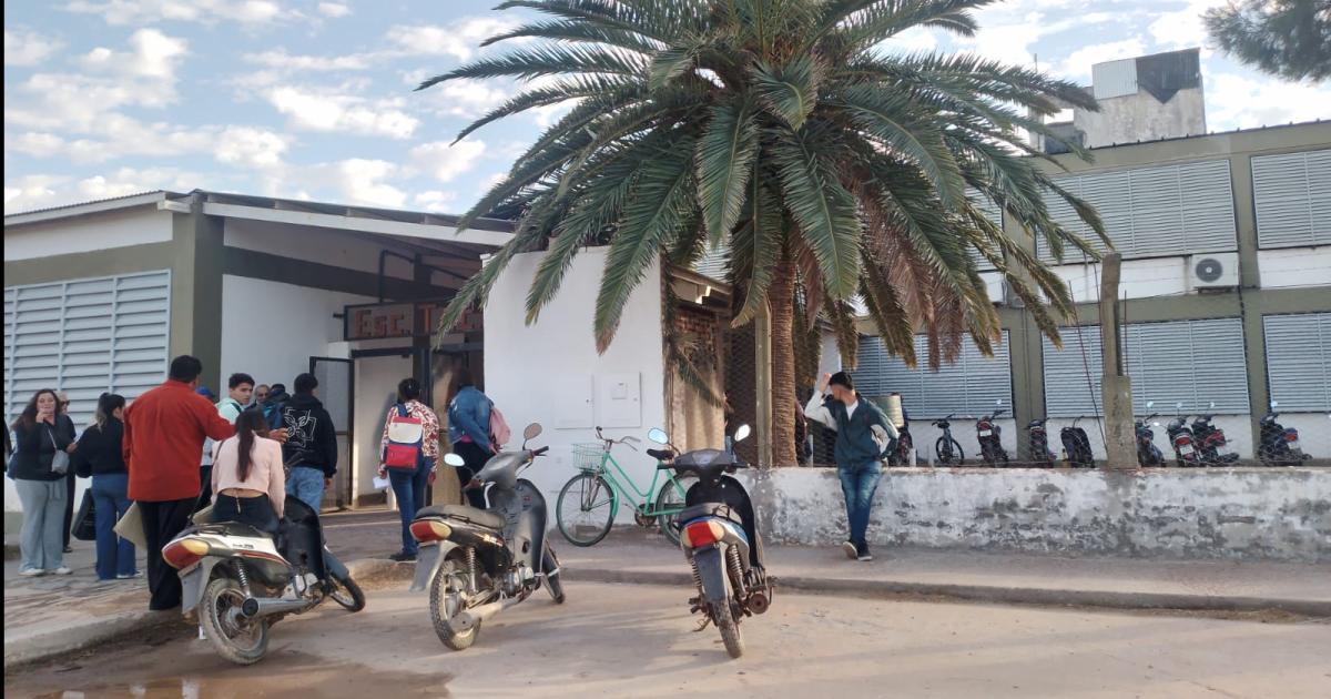 La gente va llegando a las instituciones educativas para emitir su voto