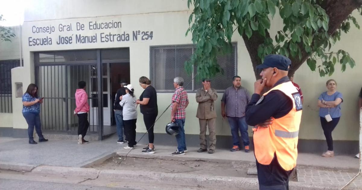 La gente aguardaba la apertura de los comicios