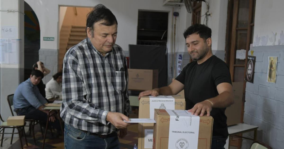 Atilio Chara sufragando