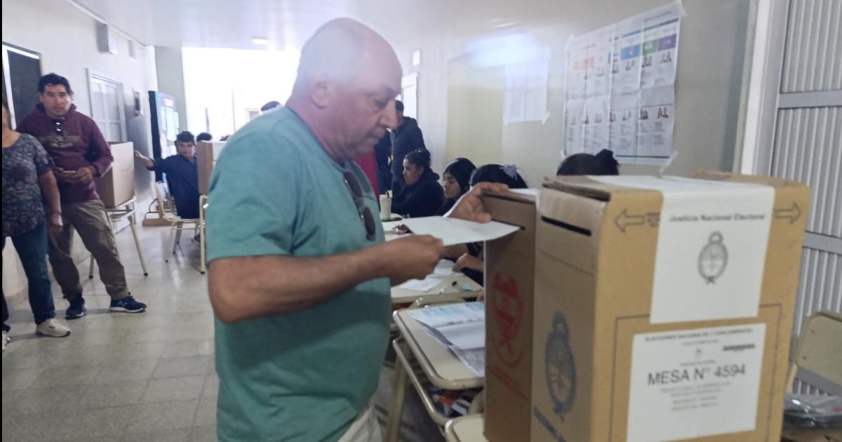 El intendente de Antildeatuya votoacute en la Escuela Luisa L de Romero