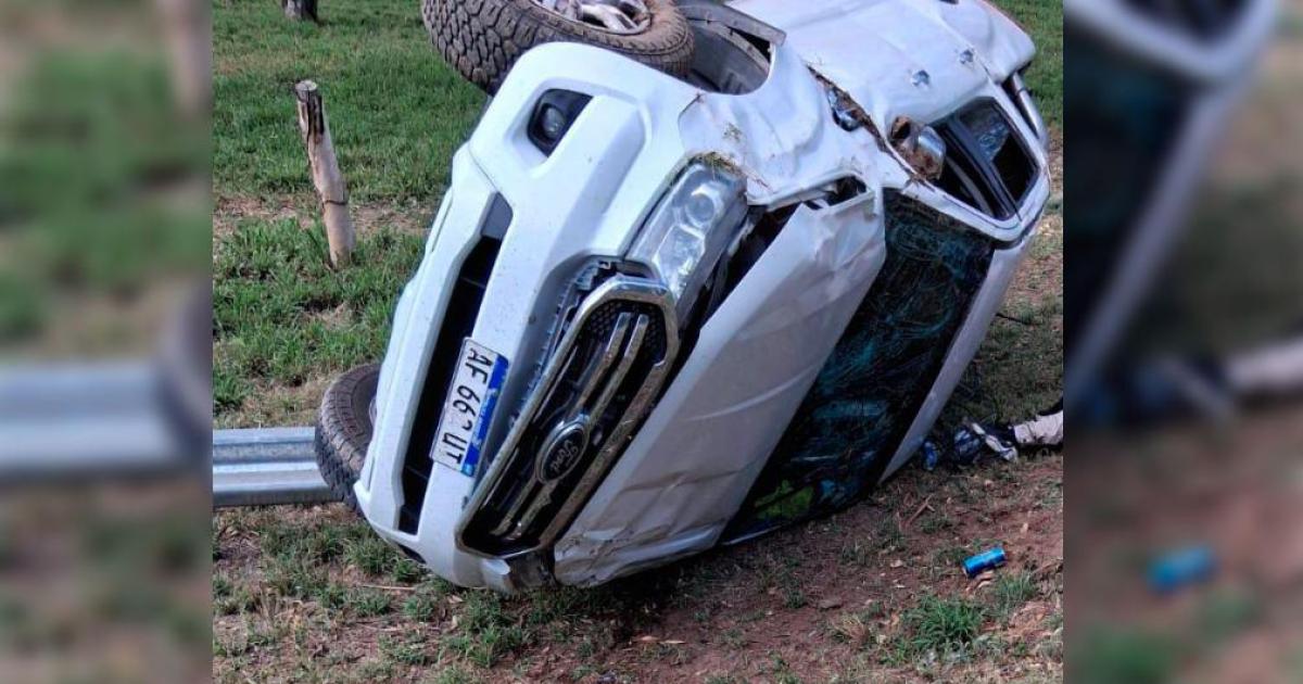 ACCIDENTE A causa del siniestro el vehículo resultó con graves daños materiales en su carrocería tras los tumbos