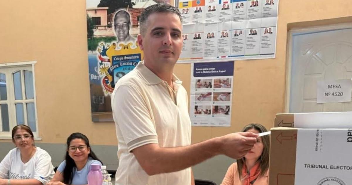 El intendente Javier Carbajal emitioacute su voto en Los Juriacutees