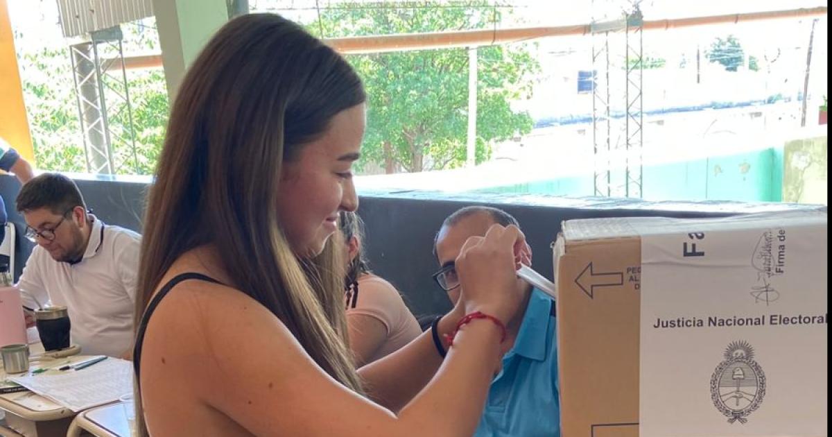 BANDEÑA María Francesca votó en la Escuela Juan Manuel Estrada Sentí una emoción muy grande al emitir por primera vez mi voto dijo