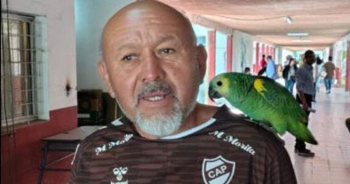 Un vecino fue a votarcon el loro y no lo dejaron