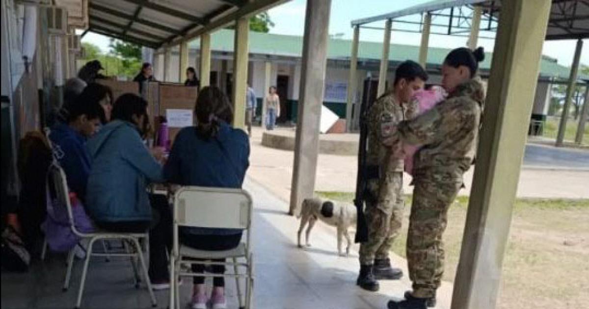 Una militar ayudoacute a una votante con su bebeacute y emocionoacute