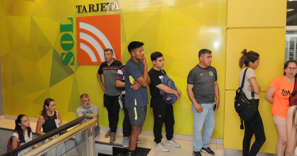 Arrancoacute la entrega de kit del Maratoacuten del Diario EL LIBERAL en Plaza Mayor