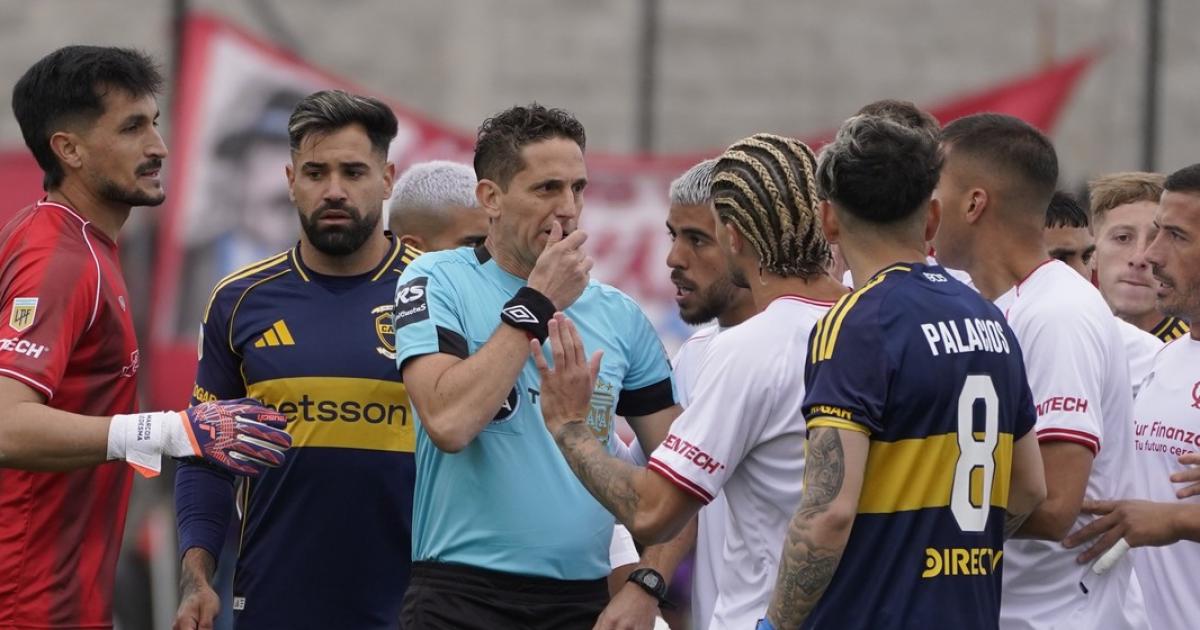 VIDEO Poleacutemica en Barracas- todo Boca reclamoacute una trompada a Merentiel