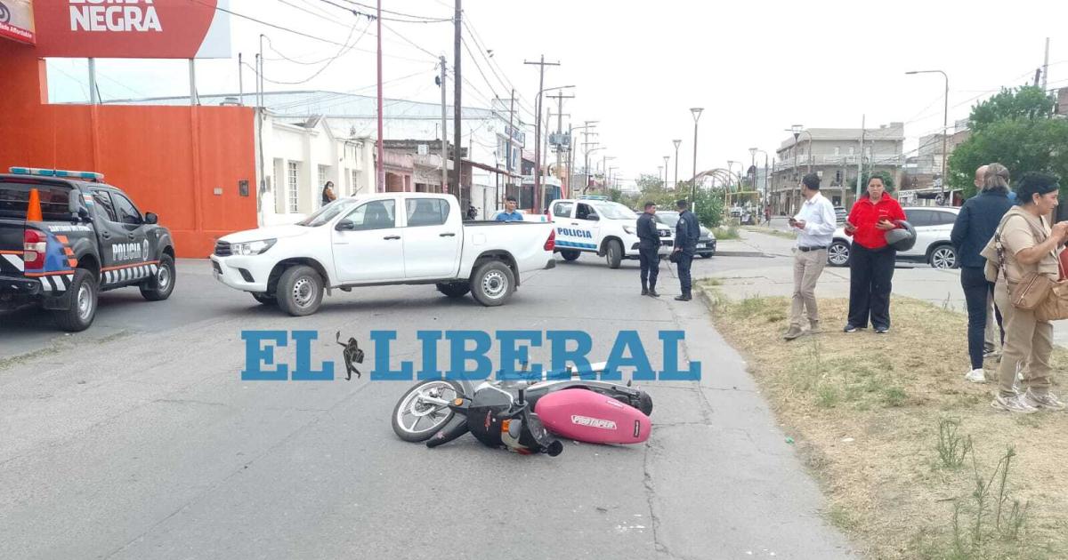 Conductor de una camioneta chocoacute a una motociclista que trasladaba a un menor