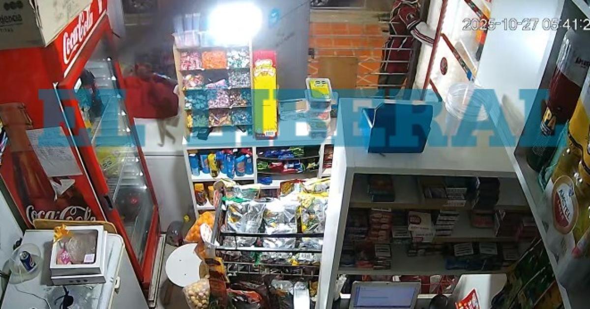 El momento en que el delincuente roba algunas bebidas mientras era increpado por el empleado (Foto- Captura de video)