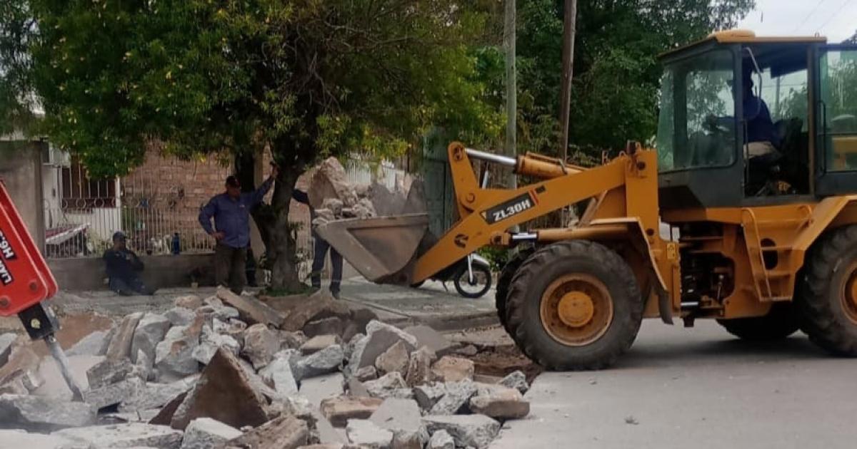 Obras Puacuteblicas de la Capital realizoacute  tareas de bacheo en Av Coloacuten sur y en el Bdeg Borges