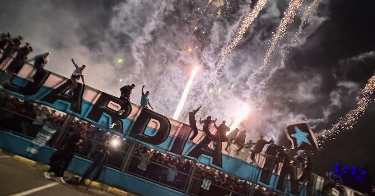 Hinchas de Racing Club hicieron un banderazo para apoyar al plantel