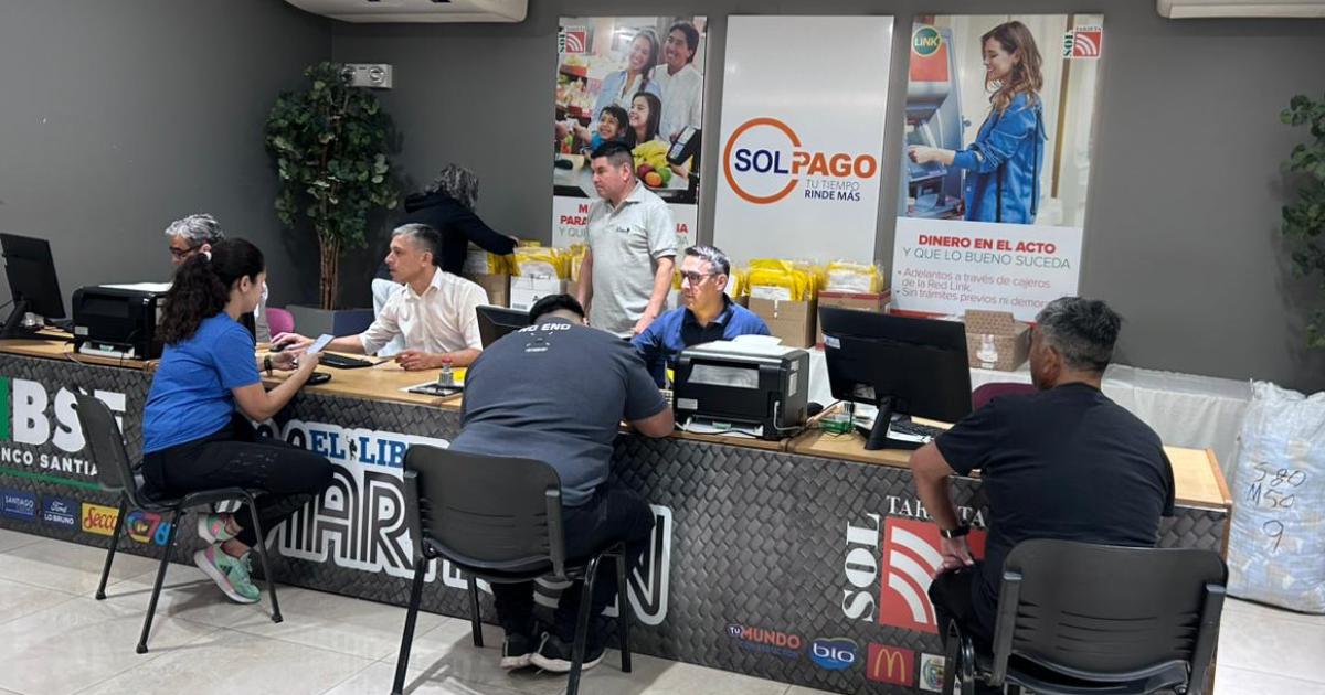 Arrancoacute la entrega de kit del Maratoacuten del Diario EL LIBERAL en Plaza Mayor