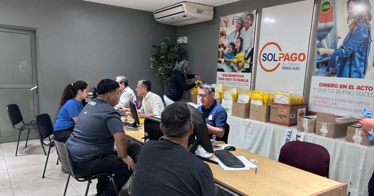 Arrancoacute la entrega de kit del Maratoacuten del Diario EL LIBERAL en Plaza Mayor