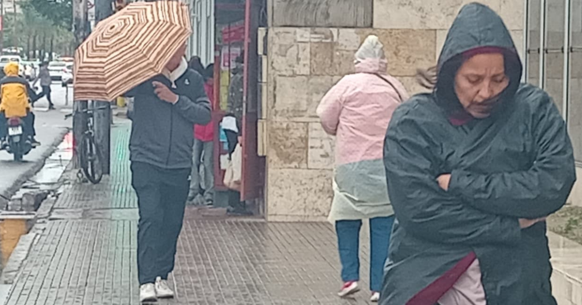 Los santiagueños en este martes fresco y lluvioso (Foto- Daniel Pérez)