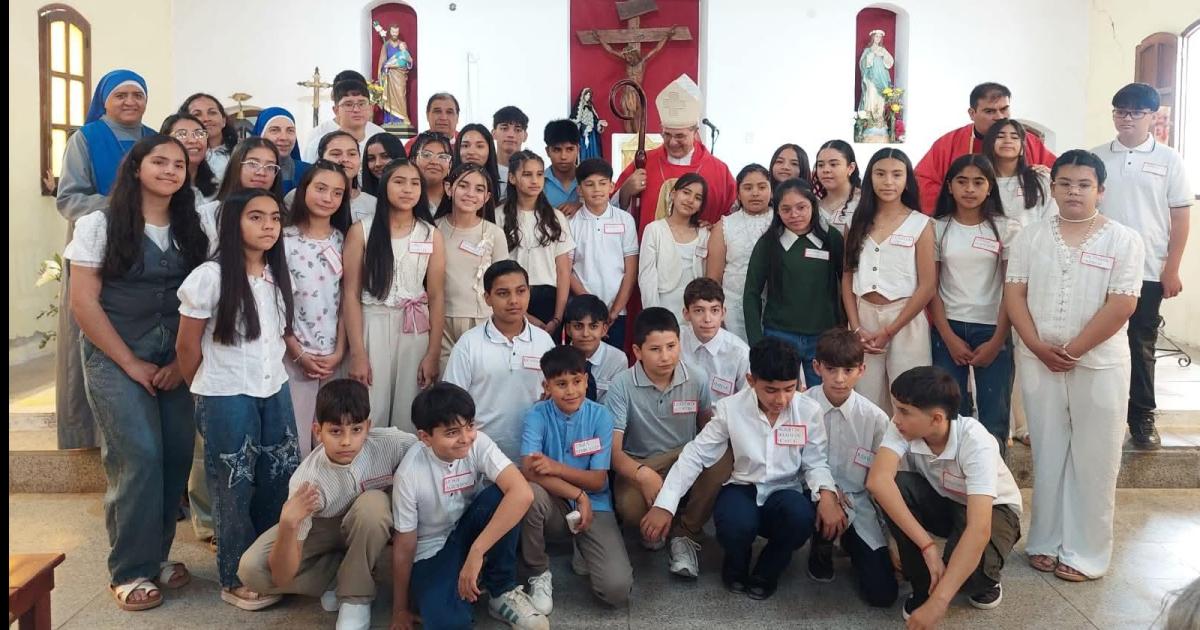 El obispo Corral celebroacute confirmaciones en la ciudad de Los Juriacutees