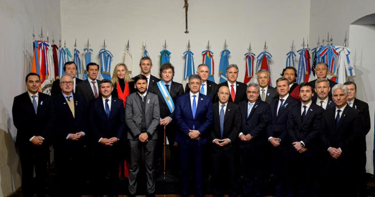 Javier Milei junto a los gobernadores durante el Pacto de Mayo