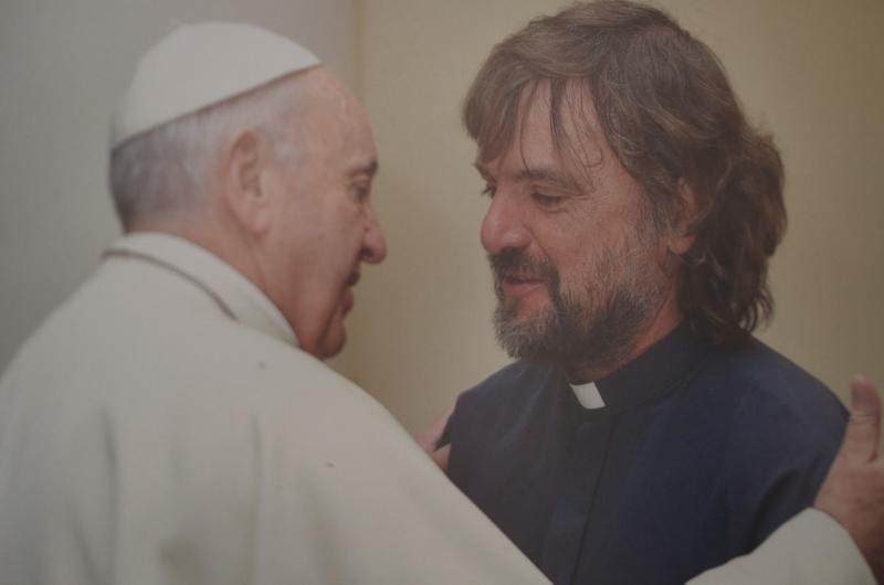 EL REALIZADOR SANTAFESINO NO DESCARTÓ LA PRESENCIA DEL SANTO PADRE LEÓN XIV EN SU FILME