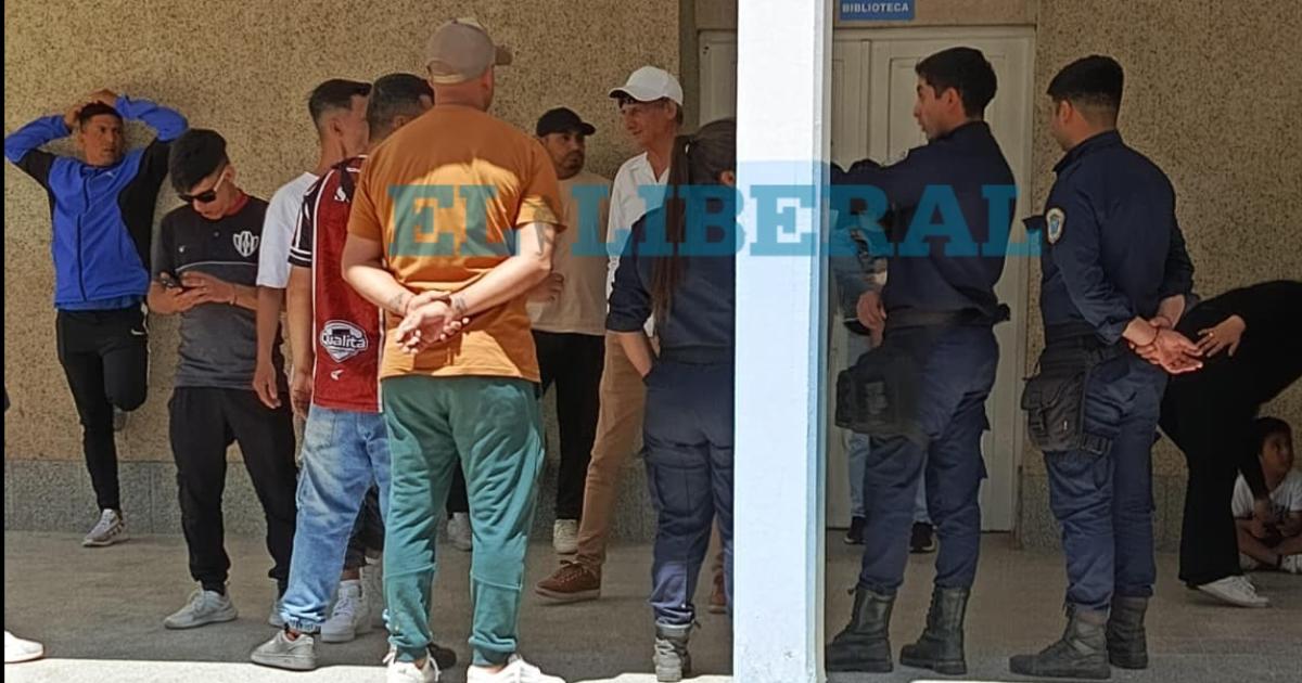 Barrabravas ferroviarios detenidos por destruir el Registro Civil de Beltraacuten- dijeron que les pagaron