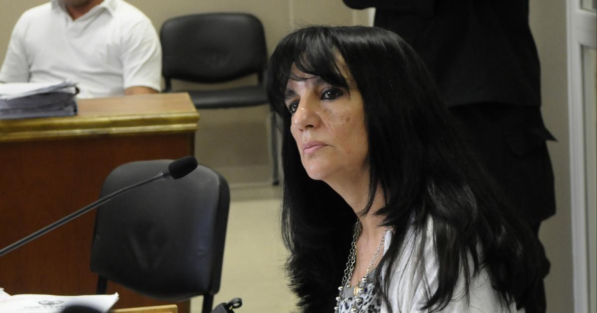 Irrumpe en casa de su madre con tobillera y muy flojo de dinero